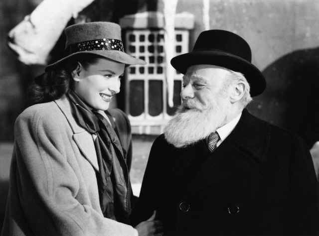 (B&W) Maureen O’Hara / Edmund Gwenn (MOVIE STILL)